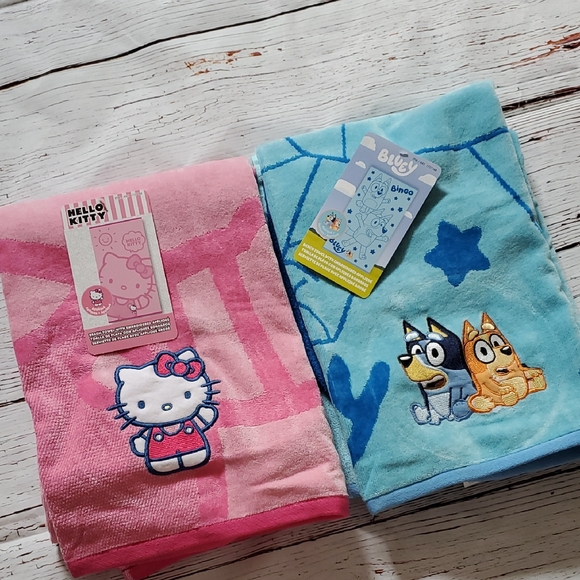 🆕️ Hello Kitty Or Bluey Beach Towel with Embroidered Applique 💓💙 - Picture 1 of 9
